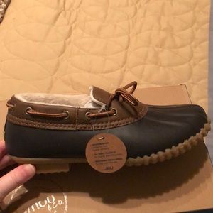 NWT women’s all weather shoes size 7